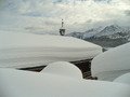крыши под снегом.